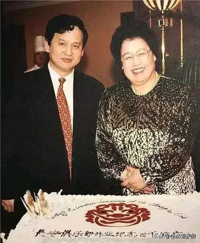 陈丽华葬礼现场，孙子罕见露面，迟重瑞与长子并肩，戳穿真实处境 - 12