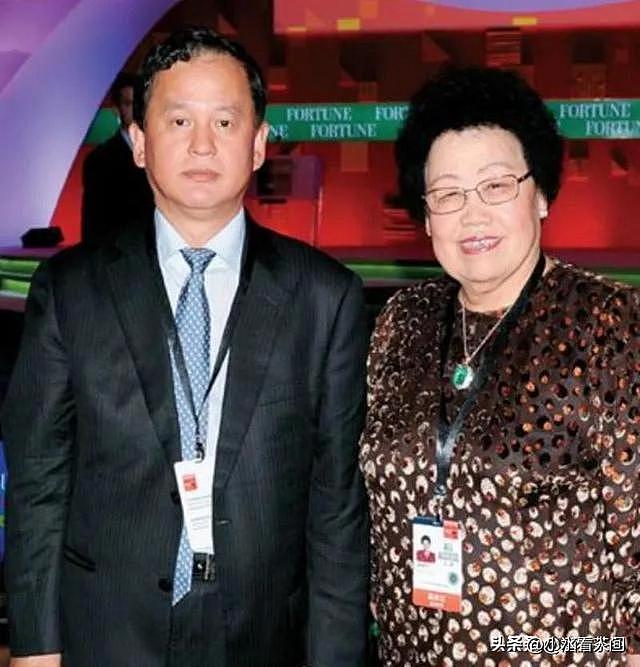 陈丽华葬礼现场，孙子罕见露面，迟重瑞与长子并肩，戳穿真实处境 - 13