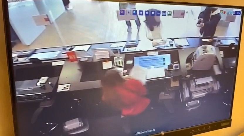 香港东亚银行劫案！贼人疑举枪吓职员，拿钱即转身逃（组图） - 3