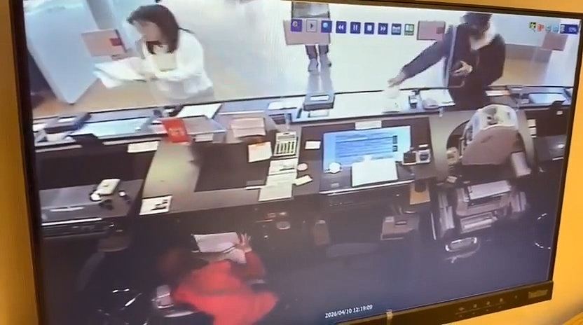 香港东亚银行劫案！贼人疑举枪吓职员，拿钱即转身逃（组图） - 4