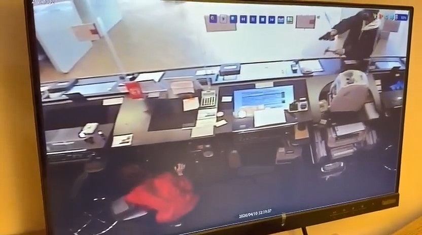 香港东亚银行劫案！贼人疑举枪吓职员，拿钱即转身逃（组图） - 7