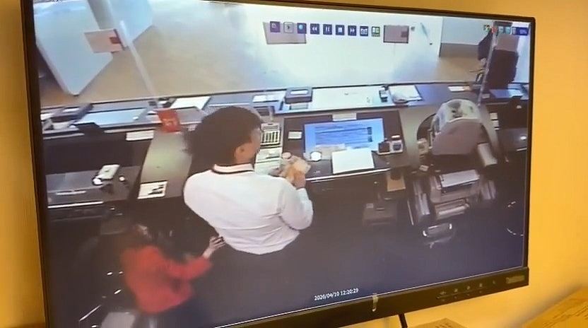 香港东亚银行劫案！贼人疑举枪吓职员，拿钱即转身逃（组图） - 9