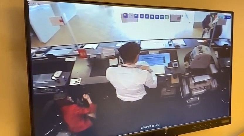 香港东亚银行劫案！贼人疑举枪吓职员，拿钱即转身逃（组图） - 10