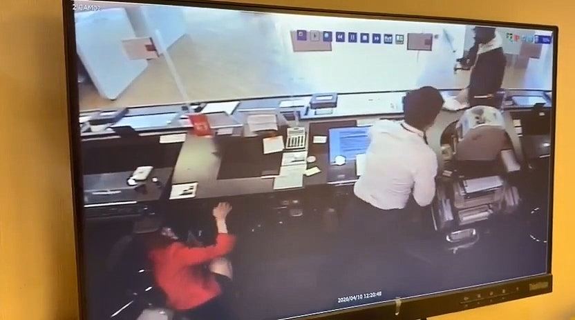 香港东亚银行劫案！贼人疑举枪吓职员，拿钱即转身逃（组图） - 11