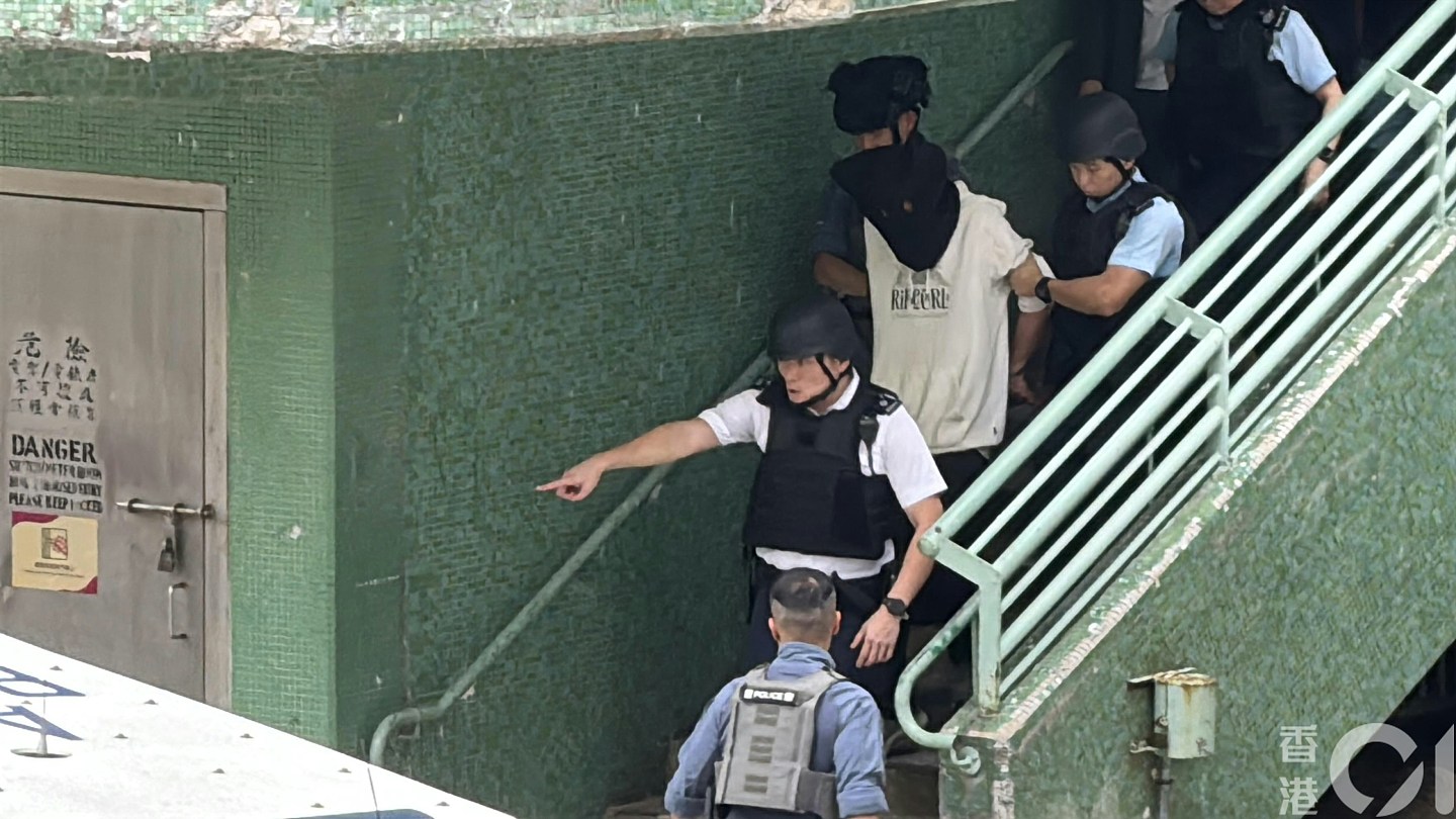 香港东亚银行劫案！贼人疑举枪吓职员，拿钱即转身逃（组图） - 12