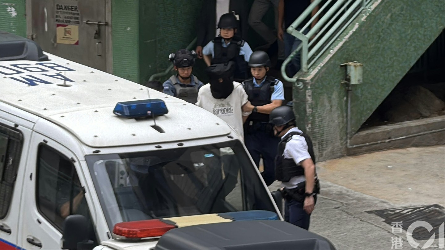 香港东亚银行劫案！贼人疑举枪吓职员，拿钱即转身逃（组图） - 13