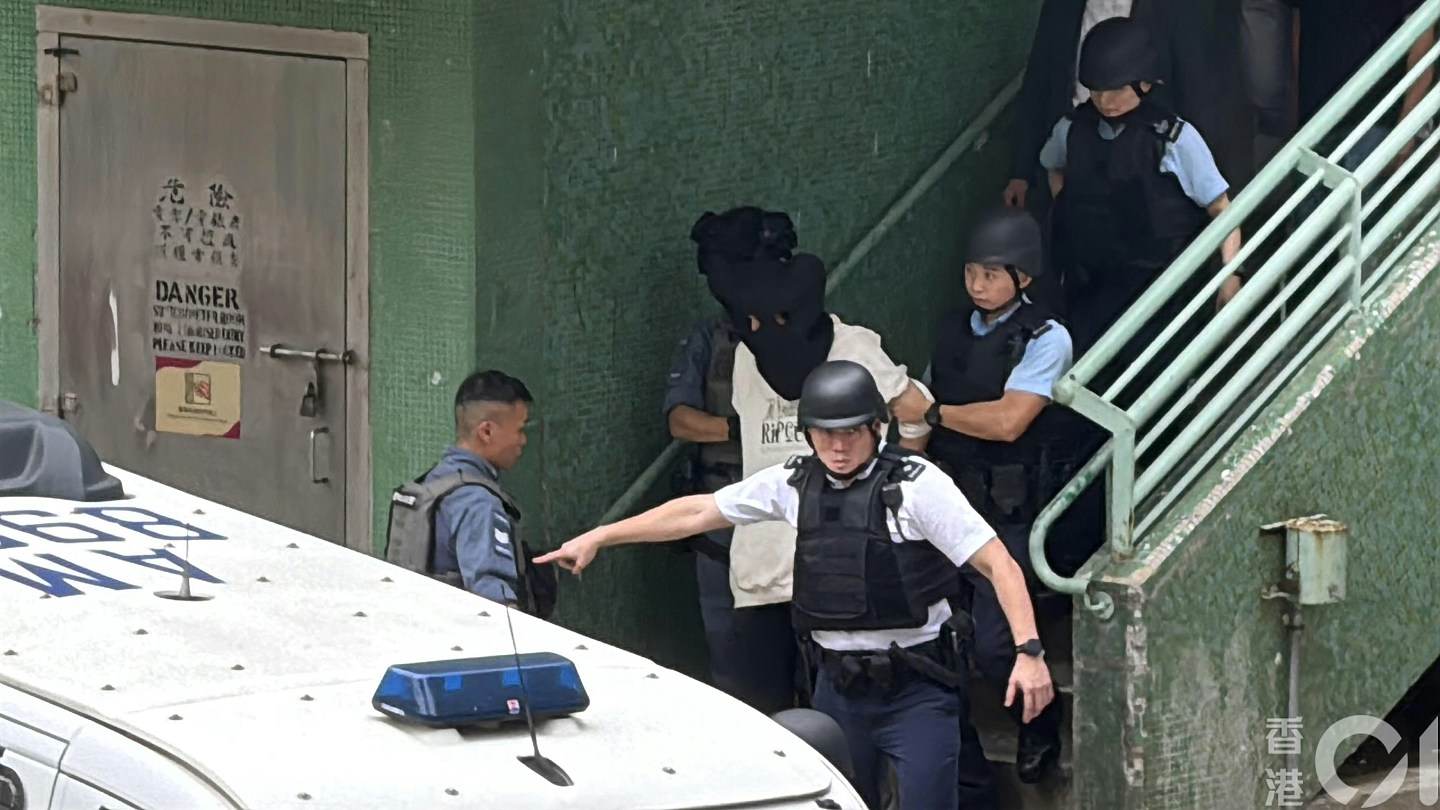 香港东亚银行劫案！贼人疑举枪吓职员，拿钱即转身逃（组图） - 14