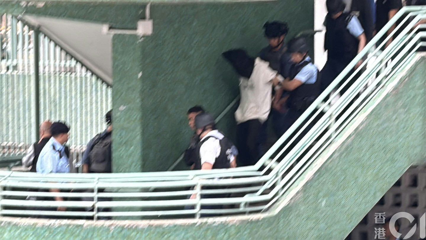 香港东亚银行劫案！贼人疑举枪吓职员，拿钱即转身逃（组图） - 15