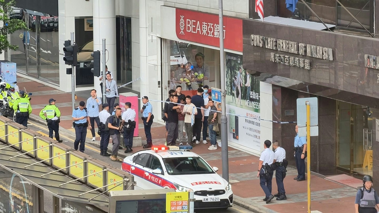 香港东亚银行劫案！贼人疑举枪吓职员，拿钱即转身逃（组图） - 17
