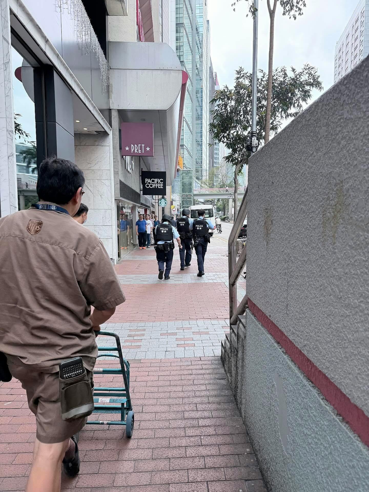 香港东亚银行劫案！贼人疑举枪吓职员，拿钱即转身逃（组图） - 18