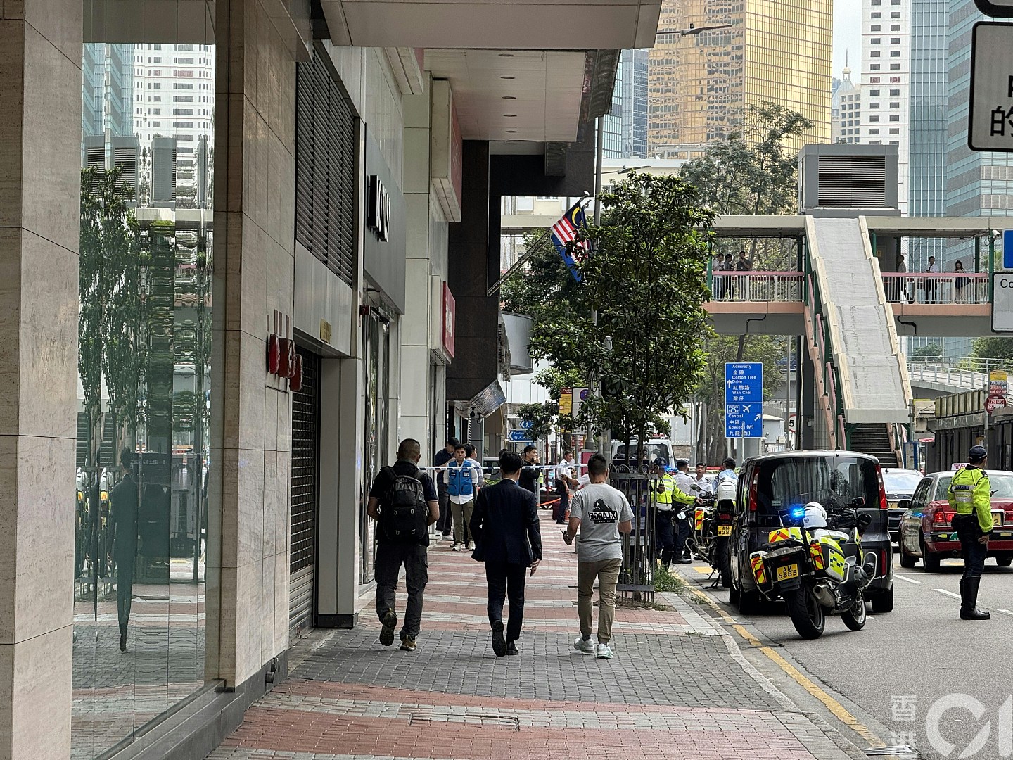 香港东亚银行劫案！贼人疑举枪吓职员，拿钱即转身逃（组图） - 19