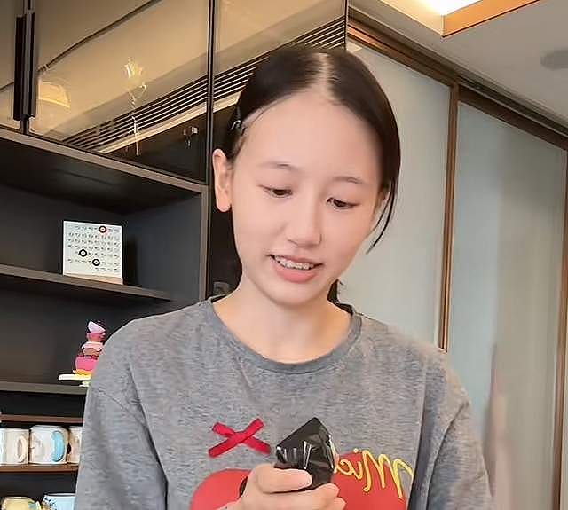 网红“一栗小莎子”因癌症剃光头，再穿蓝衣仍漂亮，老公也理光头（组图） - 2