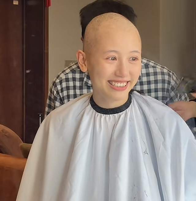 网红“一栗小莎子”因癌症剃光头，再穿蓝衣仍漂亮，老公也理光头（组图） - 3