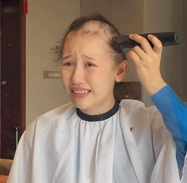 网红“一栗小莎子”因癌症剃光头，再穿蓝衣仍漂亮，老公也理光头（组图） - 6