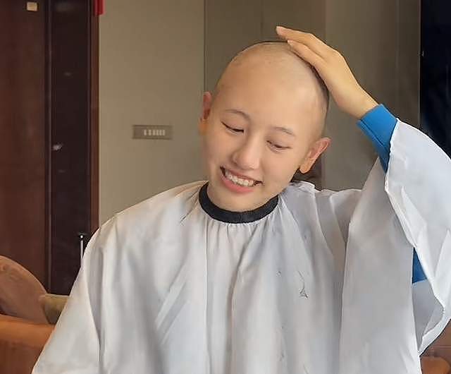 网红“一栗小莎子”因癌症剃光头，再穿蓝衣仍漂亮，老公也理光头（组图） - 7