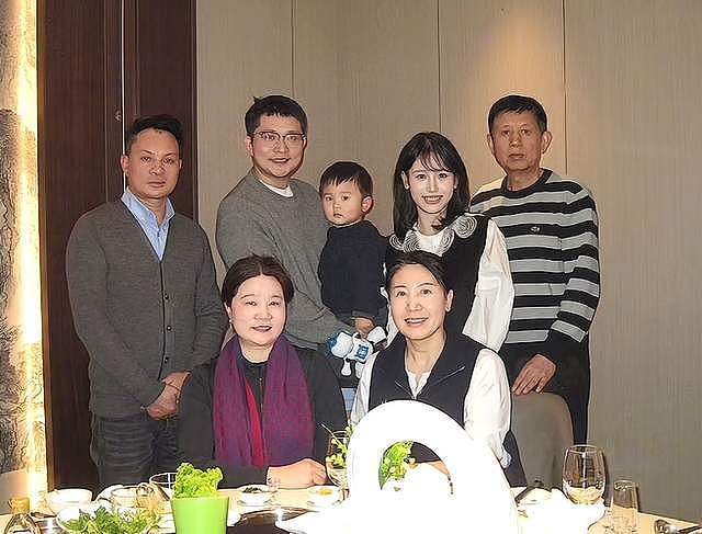 网红“一栗小莎子”因癌症剃光头，再穿蓝衣仍漂亮，老公也理光头（组图） - 9