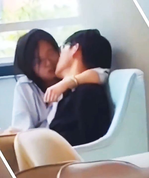 情侣在餐厅秀恩爱，女友手部动作不雅被偷拍，目击者：都看习惯了（组图） - 1