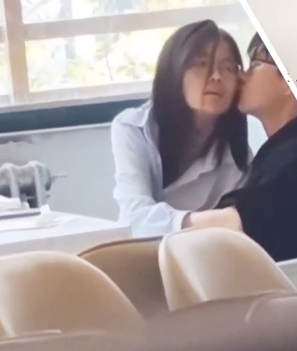情侣在餐厅秀恩爱，女友手部动作不雅被偷拍，目击者：都看习惯了（组图） - 2