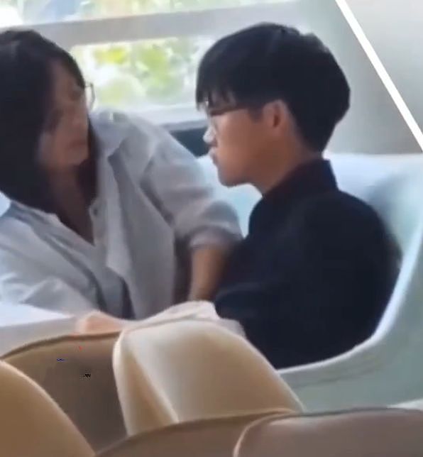 情侣在餐厅秀恩爱，女友手部动作不雅被偷拍，目击者：都看习惯了（组图） - 3