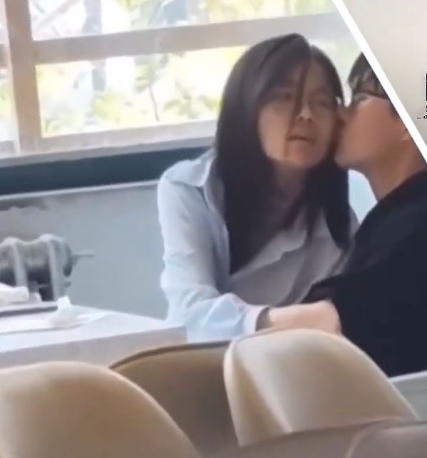 情侣在餐厅秀恩爱，女友手部动作不雅被偷拍，目击者：都看习惯了（组图） - 4