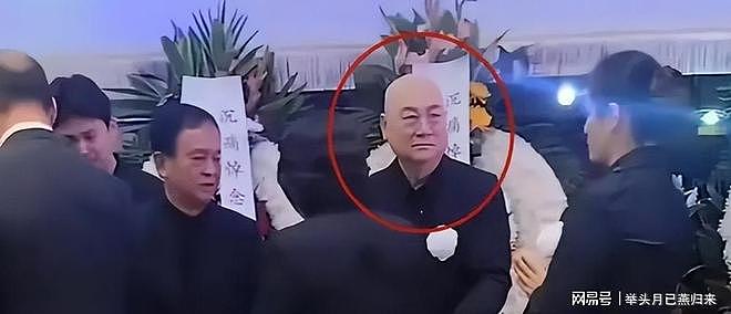 迟重瑞灵堂哭到崩溃，继子很冷漠不戴白花，陈丽华葬礼藏何隐情？ - 3