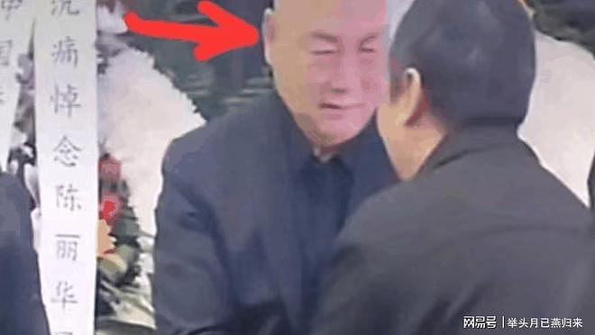 迟重瑞灵堂哭到崩溃，继子很冷漠不戴白花，陈丽华葬礼藏何隐情？ - 4