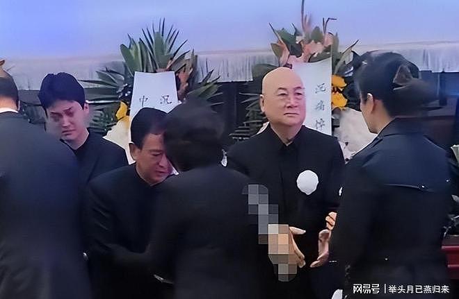 迟重瑞灵堂哭到崩溃，继子很冷漠不戴白花，陈丽华葬礼藏何隐情？ - 6