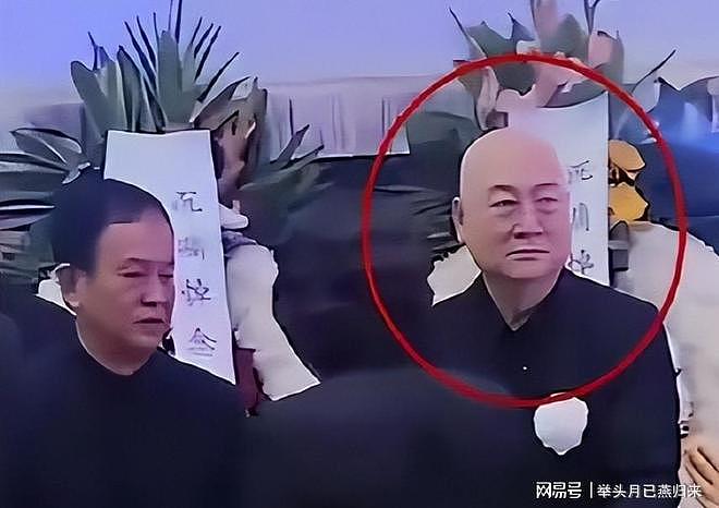 迟重瑞灵堂哭到崩溃，继子很冷漠不戴白花，陈丽华葬礼藏何隐情？ - 8