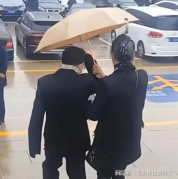 迟重瑞灵堂哭到崩溃，继子很冷漠不戴白花，陈丽华葬礼藏何隐情？ - 10