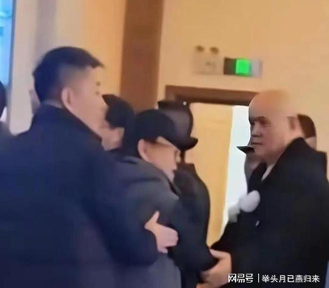 迟重瑞灵堂哭到崩溃，继子很冷漠不戴白花，陈丽华葬礼藏何隐情？ - 12