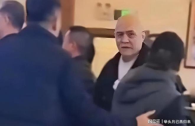 迟重瑞灵堂哭到崩溃，继子很冷漠不戴白花，陈丽华葬礼藏何隐情？ - 13