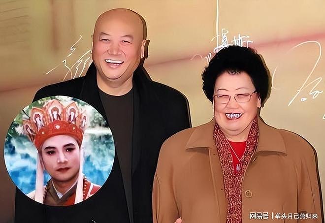 迟重瑞灵堂哭到崩溃，继子很冷漠不戴白花，陈丽华葬礼藏何隐情？ - 14