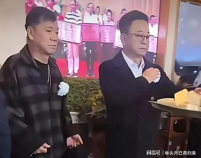 迟重瑞灵堂哭到崩溃，继子很冷漠不戴白花，陈丽华葬礼藏何隐情？ - 15