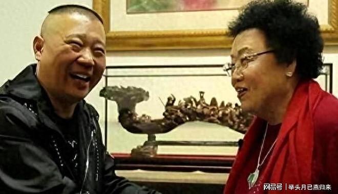 迟重瑞灵堂哭到崩溃，继子很冷漠不戴白花，陈丽华葬礼藏何隐情？ - 16