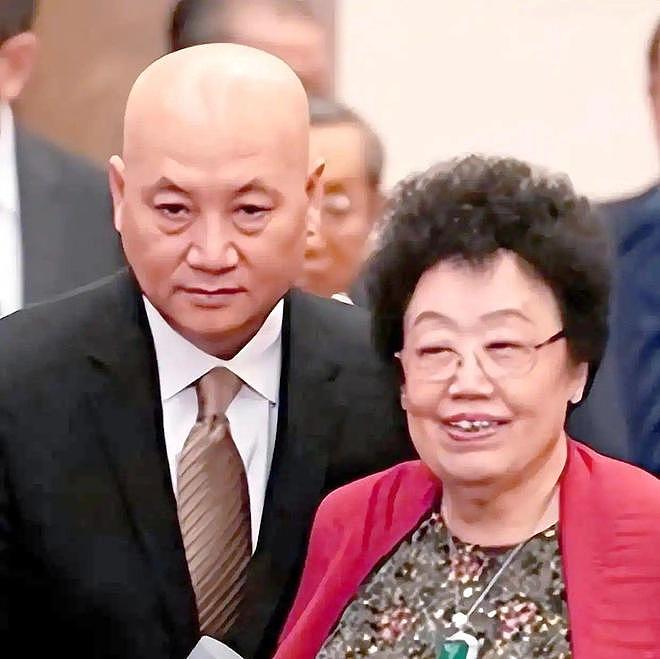 百亿遗产说扔就扔？迟重瑞送妻后彻底皈依，寺庙诵经遁入空门 - 10
