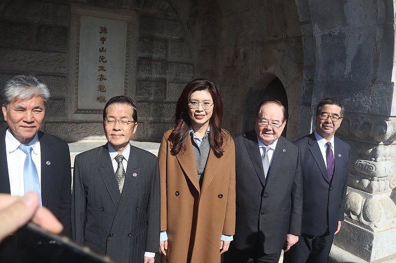 郑丽文参谒碧云寺孙中山衣冠冢,连战20年前种植的白皮松树还在 - 1