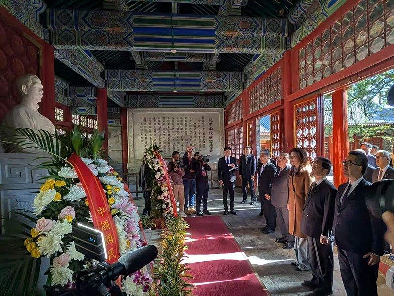 郑丽文参谒碧云寺孙中山衣冠冢,连战20年前种植的白皮松树还在 - 3