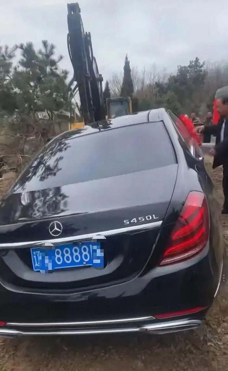 迷信…辽宁车牌号8888百万奔驰当陪葬品,当天就被挖出 - 1