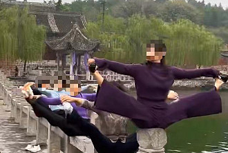 5女子坐临水栏杆上，悬空高难度瑜伽动作秀柔韧；网友：先问问五朵金花都会游泳吗？景区：发现了会制止 - 1