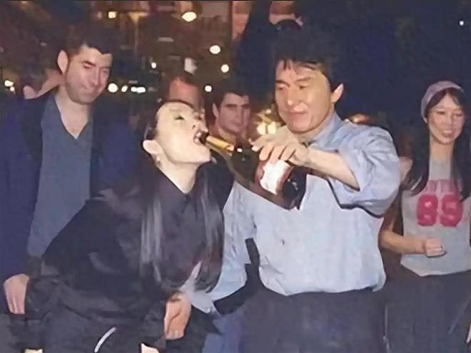 终于和解,成龙与房祖名惠州亲密同游,修复关系全靠孙子与钞能力 - 3
