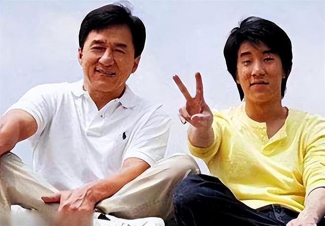终于和解,成龙与房祖名惠州亲密同游,修复关系全靠孙子与钞能力 - 4