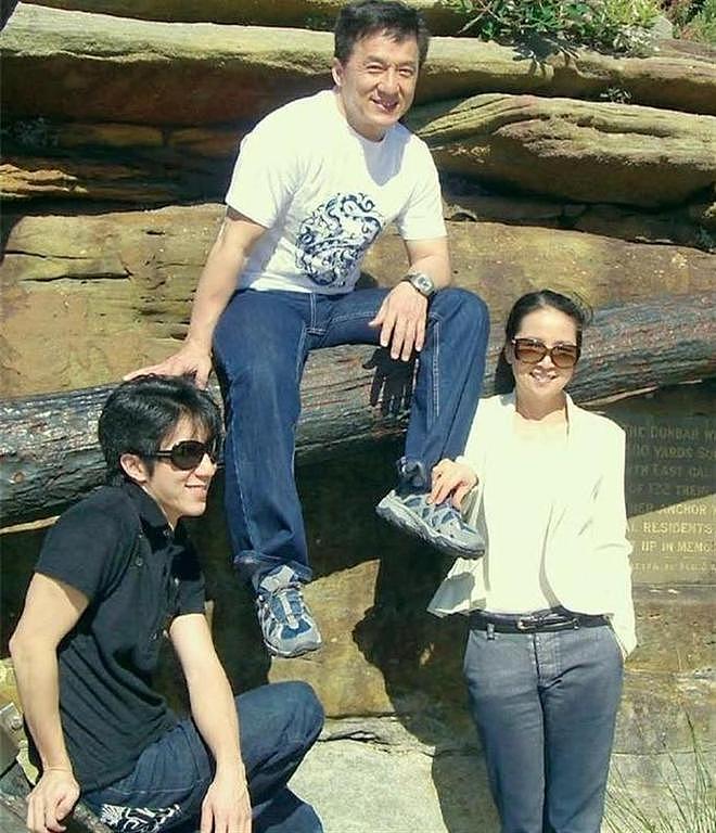 终于和解,成龙与房祖名惠州亲密同游,修复关系全靠孙子与钞能力 - 6