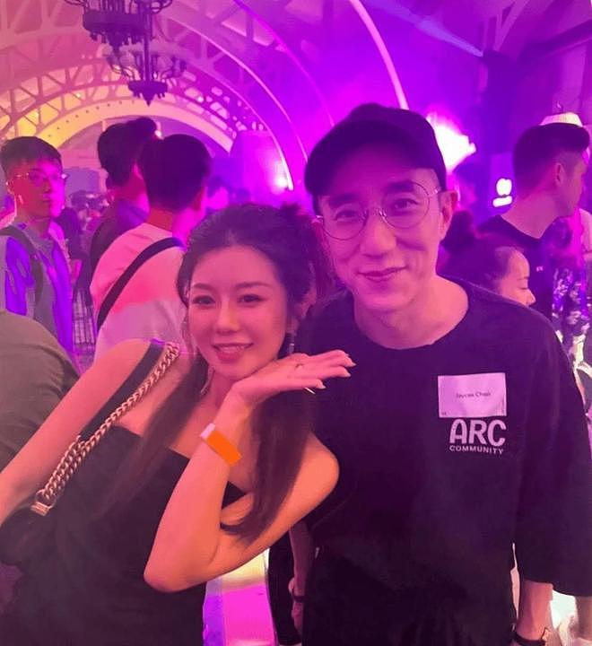 终于和解,成龙与房祖名惠州亲密同游,修复关系全靠孙子与钞能力 - 8