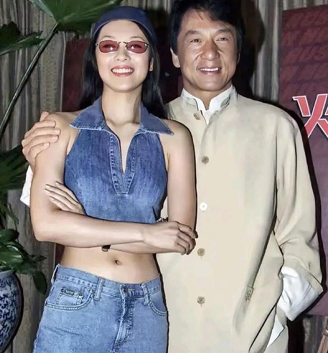 终于和解,成龙与房祖名惠州亲密同游,修复关系全靠孙子与钞能力 - 11