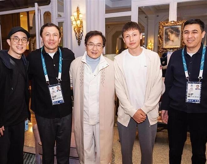 终于和解,成龙与房祖名惠州亲密同游,修复关系全靠孙子与钞能力 - 13