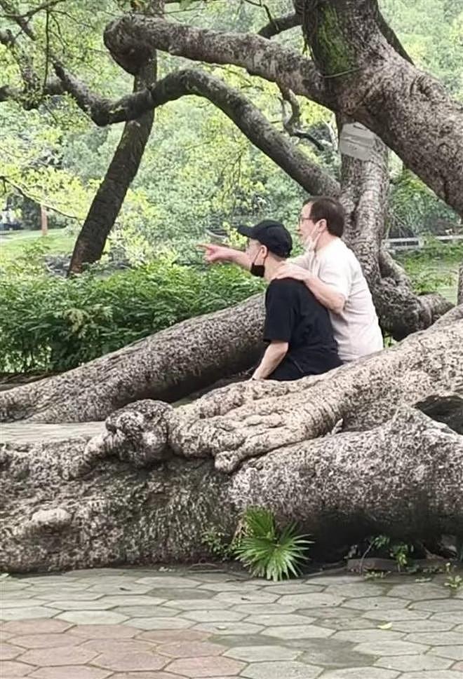 终于和解,成龙与房祖名惠州亲密同游,修复关系全靠孙子与钞能力 - 16
