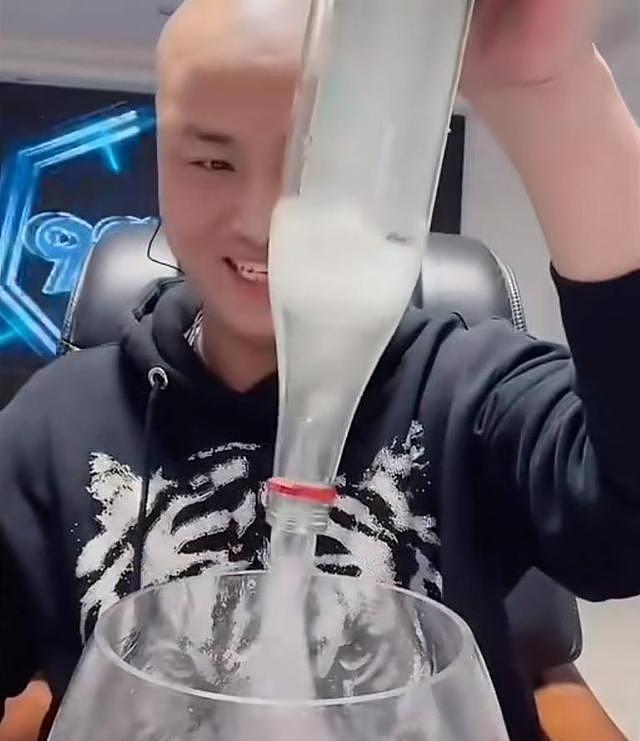 “喝酒四巨头”:一年全没,有的去世当天喝4瓶白酒,都不满36岁 - 3