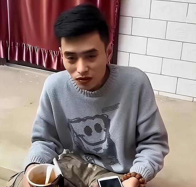 “喝酒四巨头”:一年全没,有的去世当天喝4瓶白酒,都不满36岁 - 6