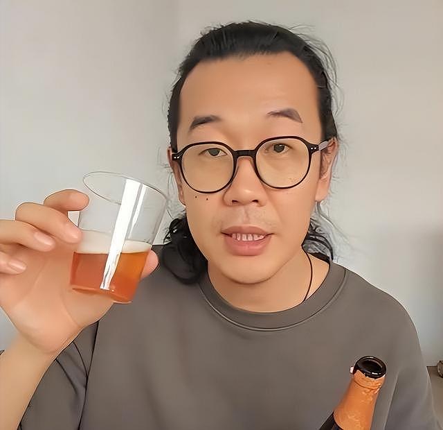 “喝酒四巨头”:一年全没,有的去世当天喝4瓶白酒,都不满36岁 - 12