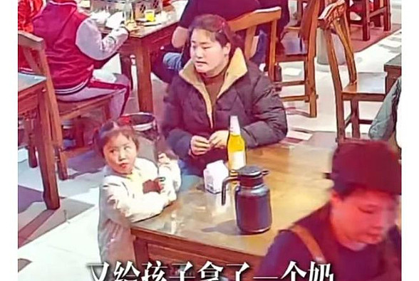 山东母亲带娃治病讨饭后续！一顿饱饭看哭网友，官方介入饭店曝光 - 2
